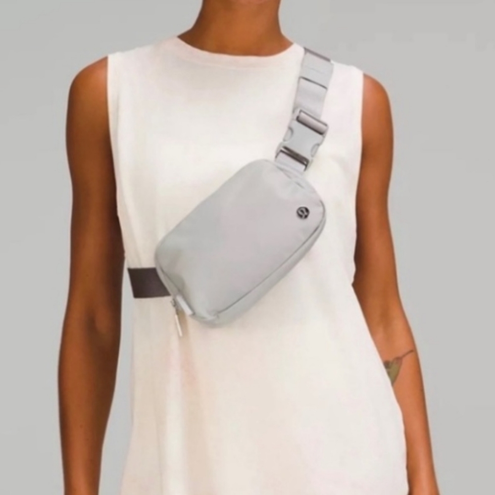 Lululemon Everywhere Belt Bag Silver NWT